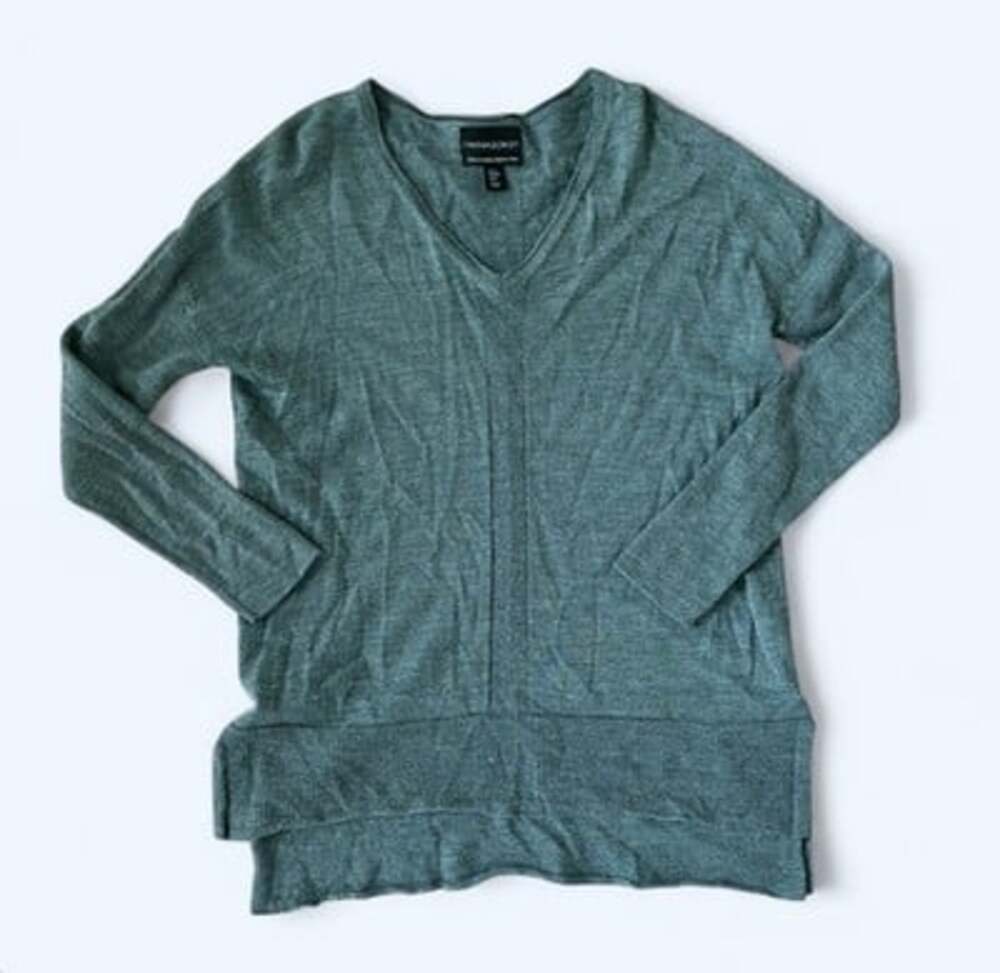 Cynthia Rowley 100% extra fine merino wool V neck sweater Split hem Size M